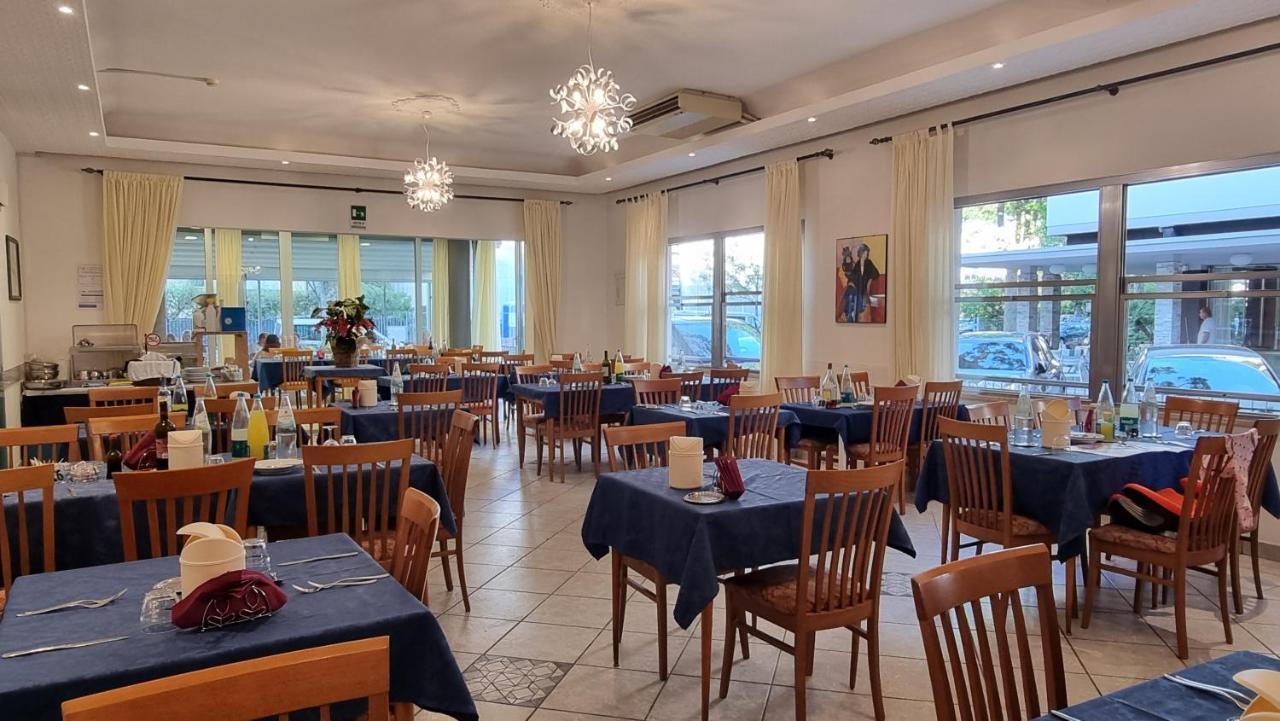 Hotel Costanza Cesenatico Exterior foto