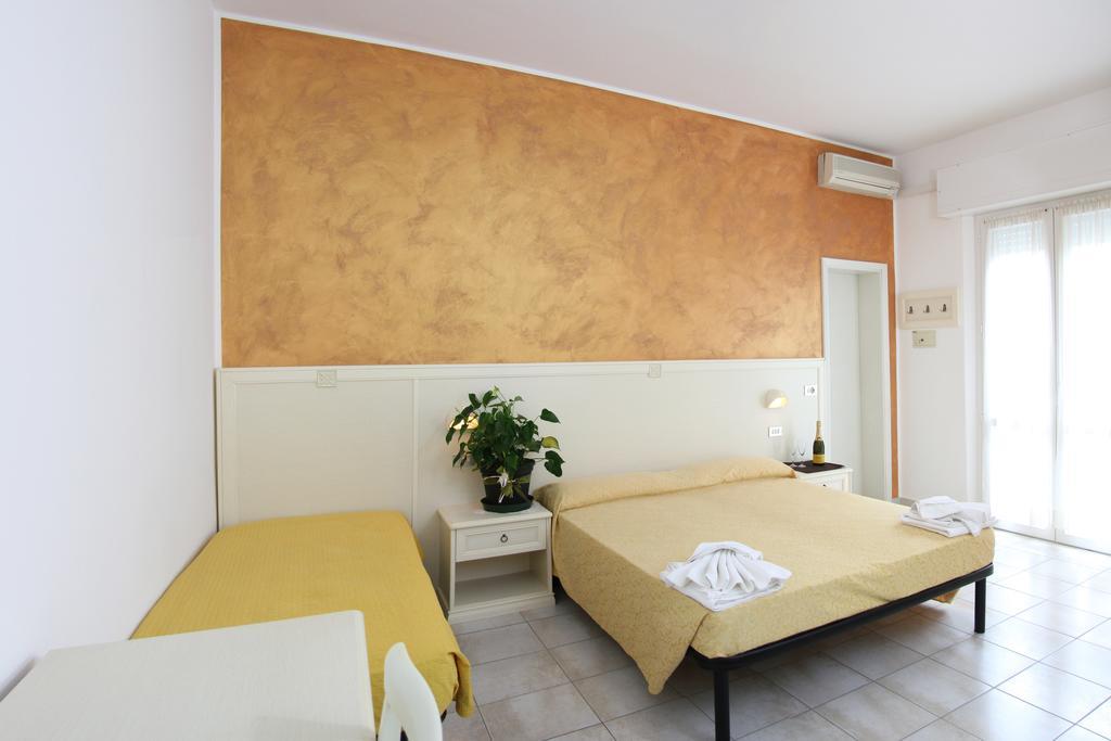 Hotel Costanza Cesenatico Habitación foto